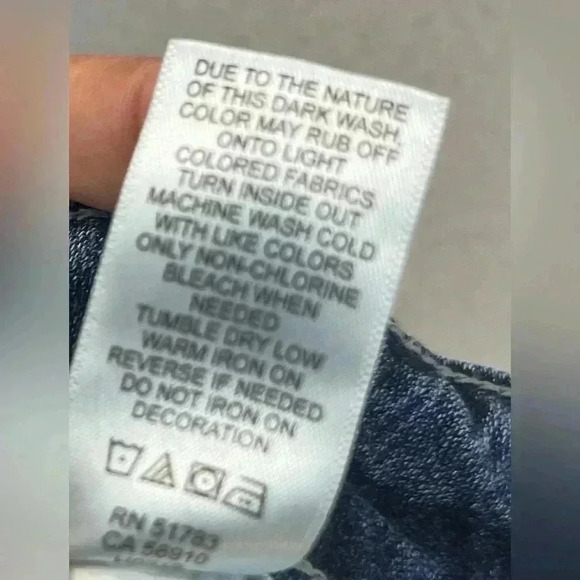 Maurice’s denim distressed shorts button and zip closure - Picture 7 of 7